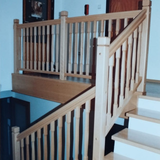 Obložkové schody se zábradlím