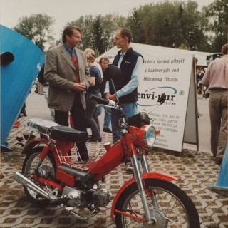 Vlevo majitel společnosti Envi-pur a vítěz zákaznické soutěže o moped, kterou jsem jim navrhl. Ve svém oboru jsou skvělí dodnes.